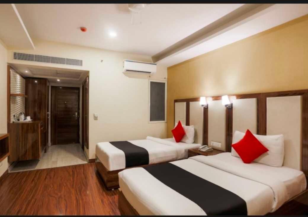 Hotel Pop Airport Golden